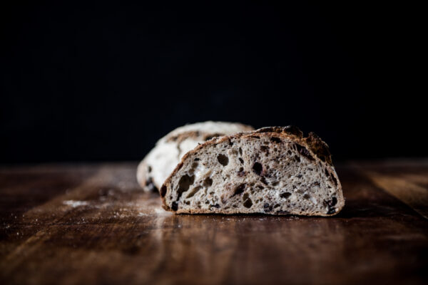 pain de campagne nature farine bise farine de seigle farine bio locale levain naturel blés de pays blés anciens olives noires de Kalamata certification biologique